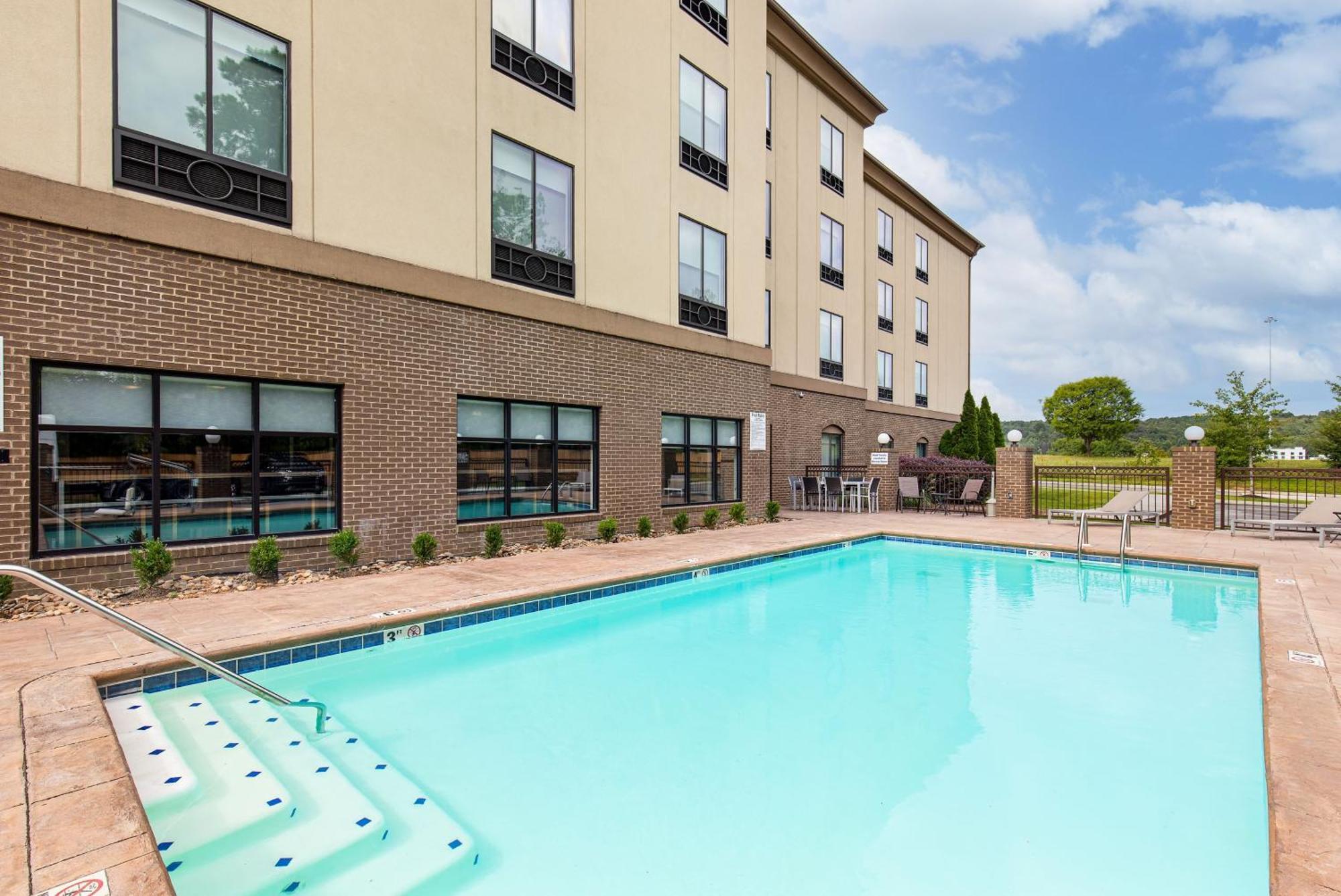 Holiday Inn Express & Suites - Cleveland Northwest, An Ihg Hotel Exterior photo